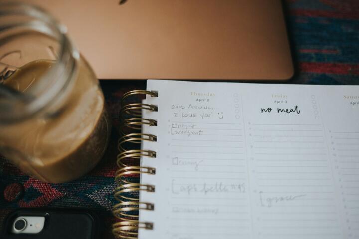 Habit Tracking: Analog Journals vs. Digital Apps - Which is Better?