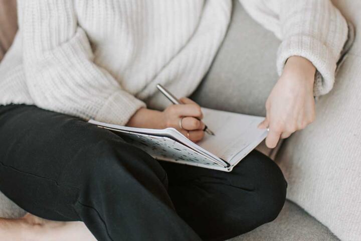 Journaling for Clarity: 10 Prompts to Unblock Your Thoughts
